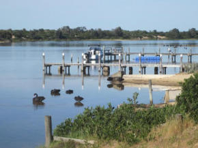 Lakes Entrance Waterfront Cottages with King Beds, Lakes Entrance